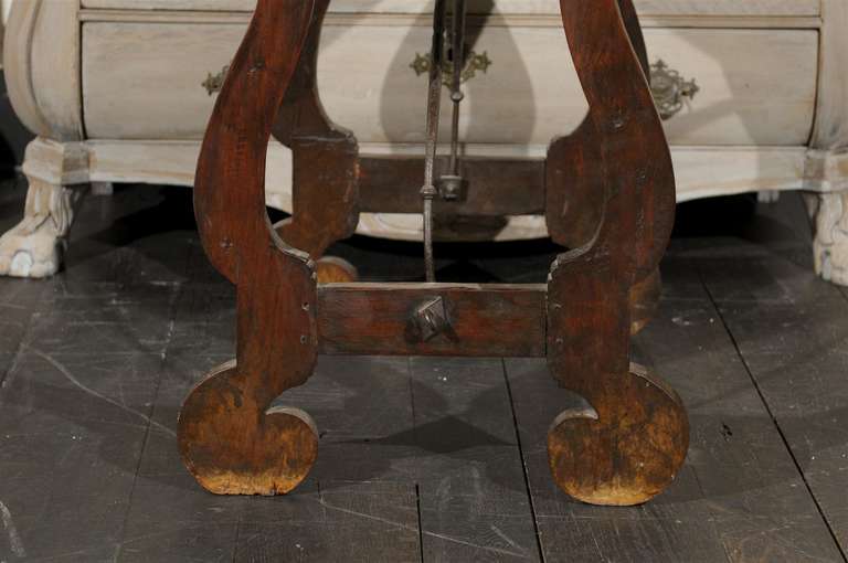Italienischer Stretcher-Tisch mit Leierbeinen aus dem frühen 19. Jahrhundert (Metall) im Angebot