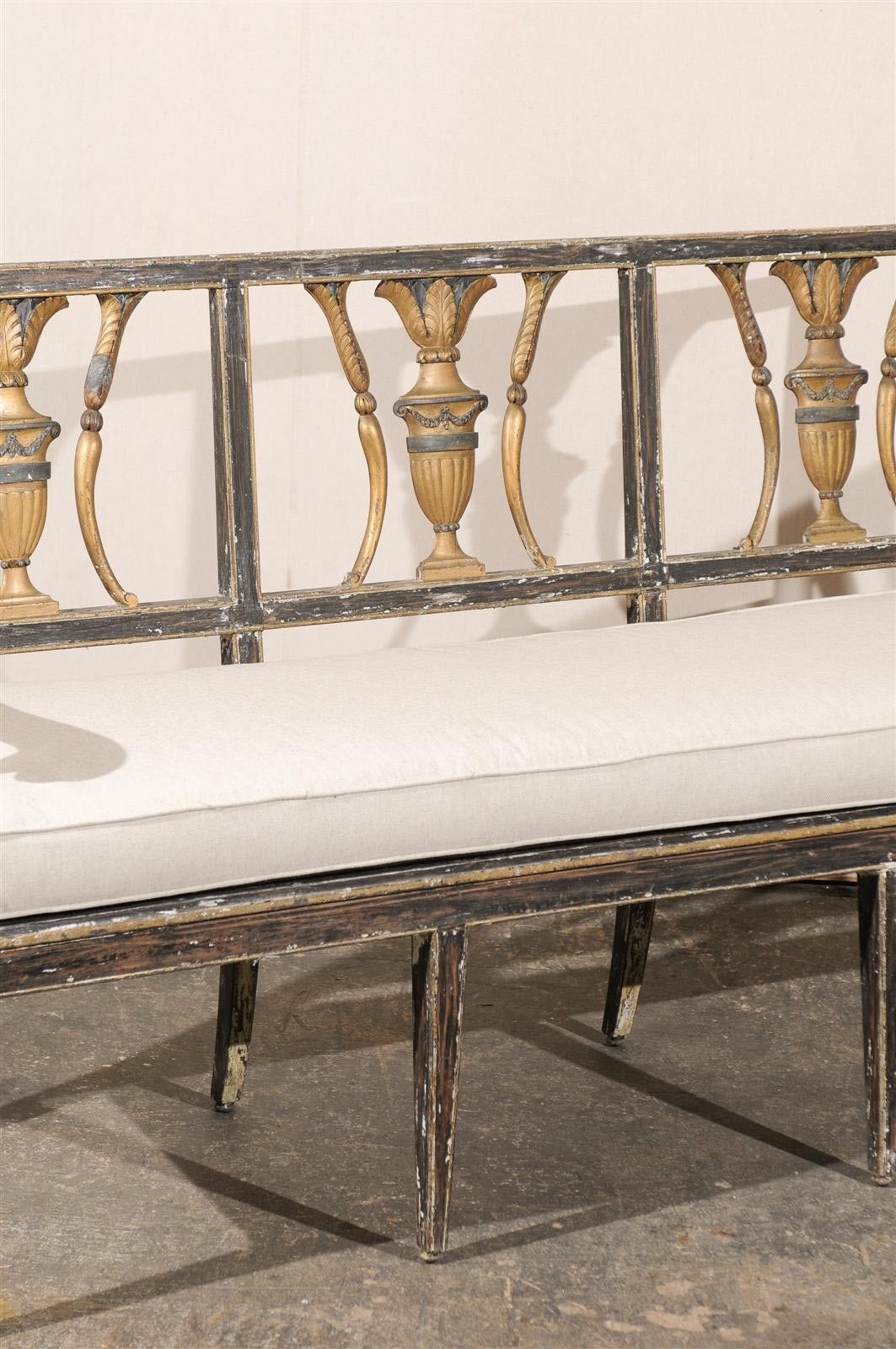 Early 19th Century Italian Painted and Gilded Wooden Bench In Good Condition In Atlanta, GA