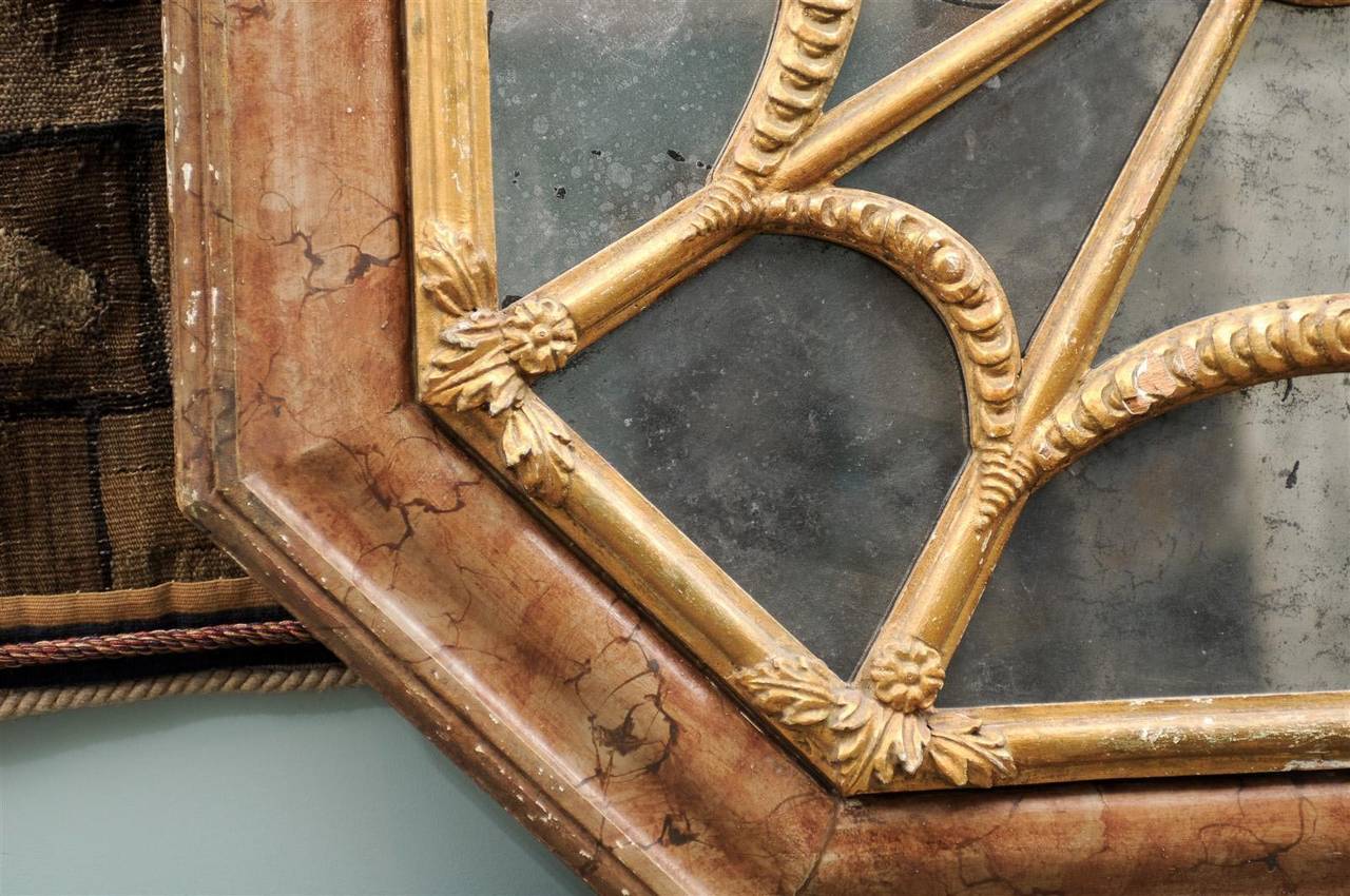 Espejo octogonal italiano del siglo XIX de imitación de mármol en venta 1