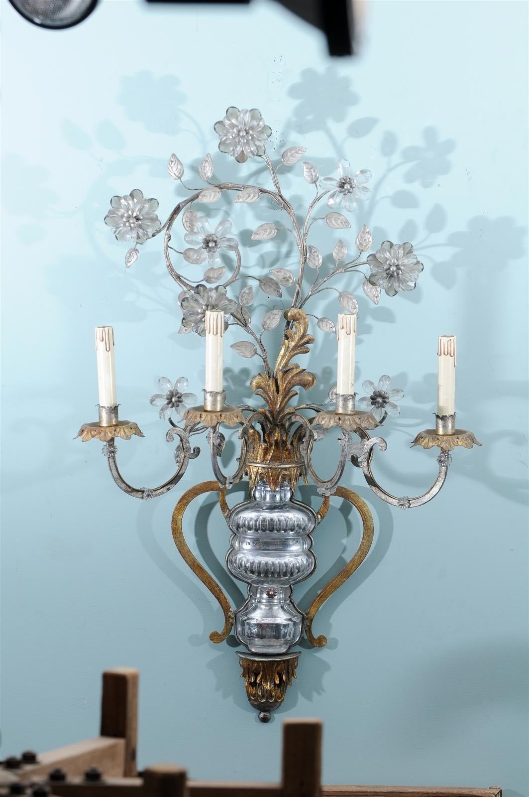 An Italian exquisite single four-arm sconce with mercury glass urn decorated with bouquet of flowers, from the early 20th century. 

In all of the pictures of this single sconce, including the main picture, the flowers look blue because of the