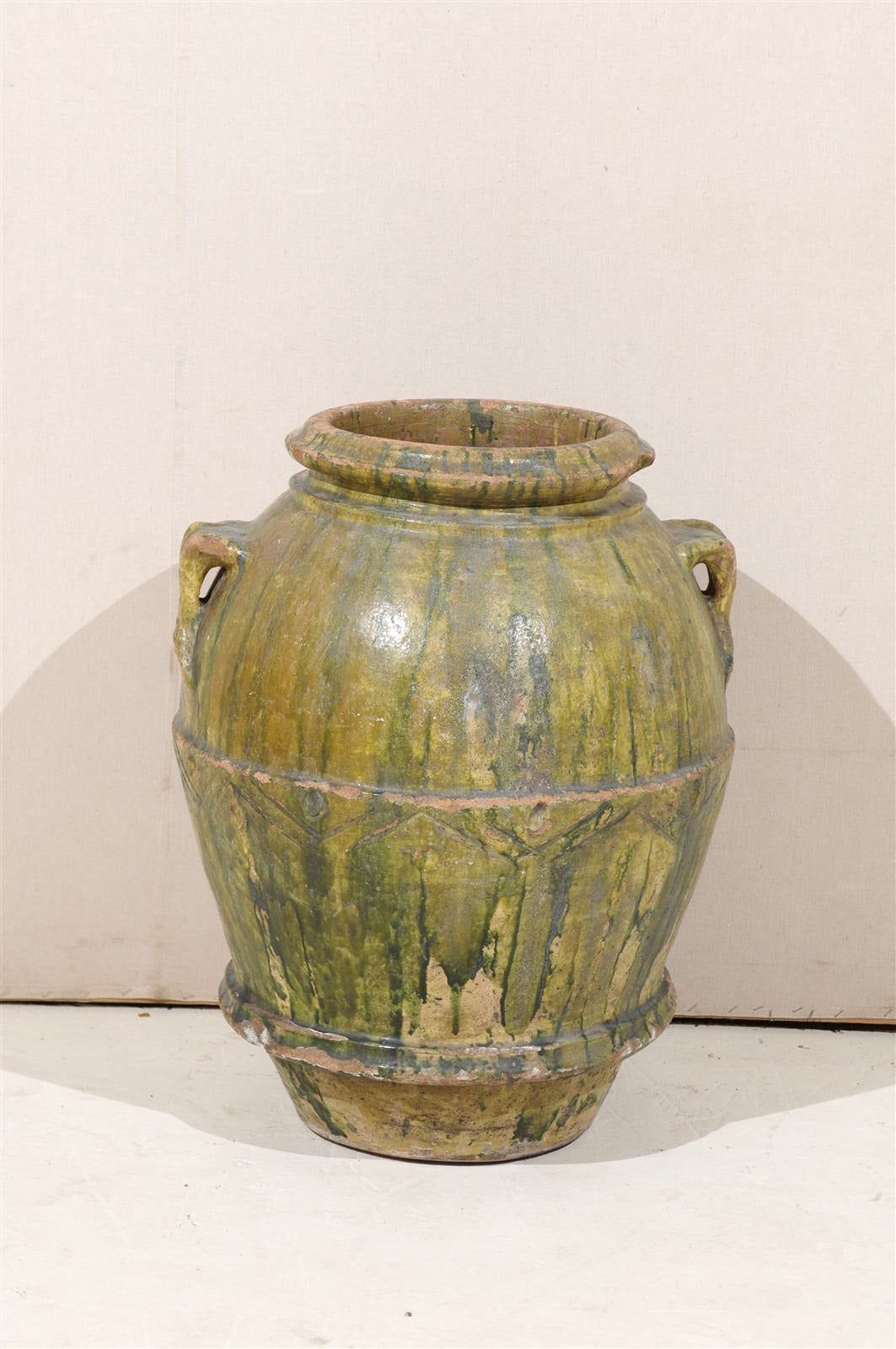 Grande jarre italienne du XVIIIe siècle en terre cuite vernissée verte à double anse. Cette jarre italienne est ornée d'une riche peinture verte aux tons sombres et clairs qui se déversent sur la jarre. Cette grande jarre italienne présente