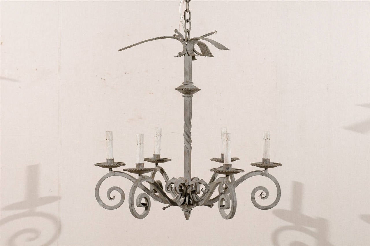 Sechs-Licht-Kronleuchter aus hellgrau lackiertem Eisen im Vintage-Stil mit geschwungenen Armen (Französisch) im Angebot