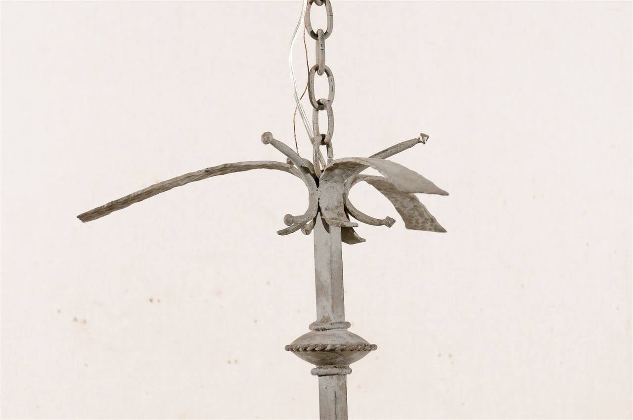 Sechs-Licht-Kronleuchter aus hellgrau lackiertem Eisen im Vintage-Stil mit geschwungenen Armen (Gemalt) im Angebot