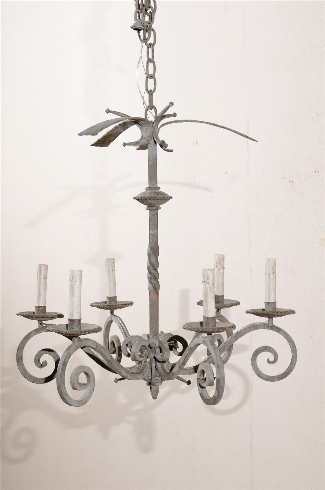 Sechs-Licht-Kronleuchter aus hellgrau lackiertem Eisen im Vintage-Stil mit geschwungenen Armen im Angebot 2