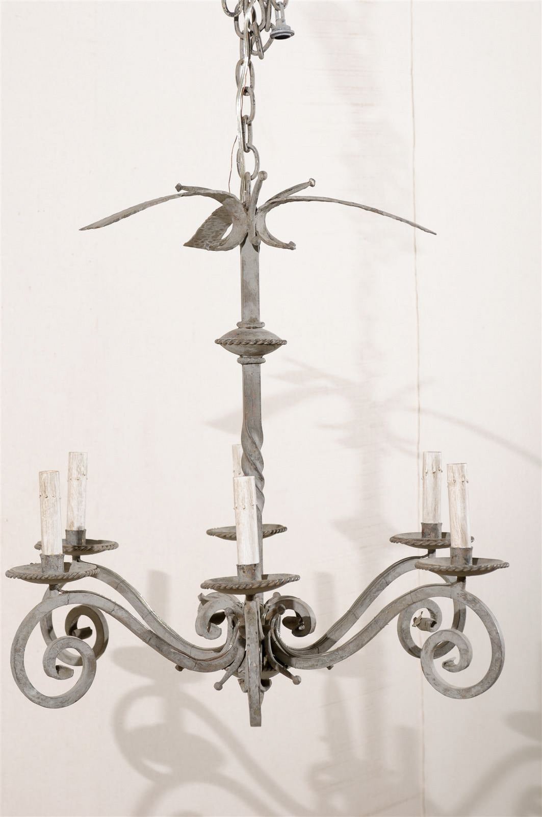 Sechs-Licht-Kronleuchter aus hellgrau lackiertem Eisen im Vintage-Stil mit geschwungenen Armen im Angebot 3