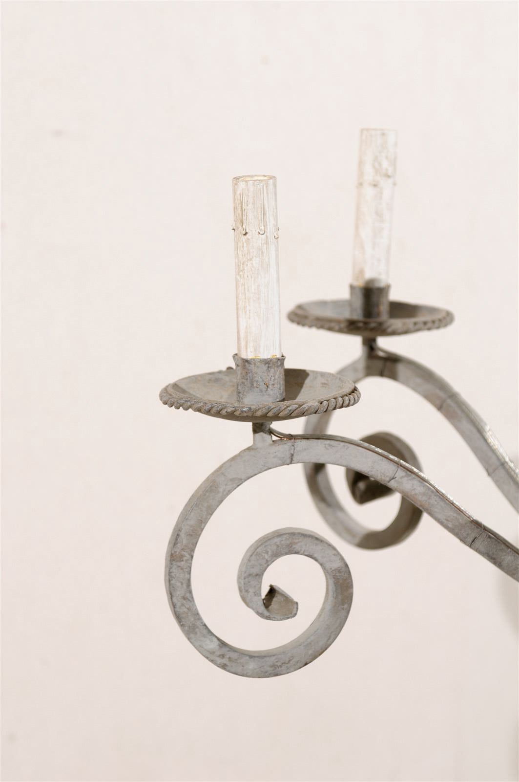 Sechs-Licht-Kronleuchter aus hellgrau lackiertem Eisen im Vintage-Stil mit geschwungenen Armen im Angebot 4