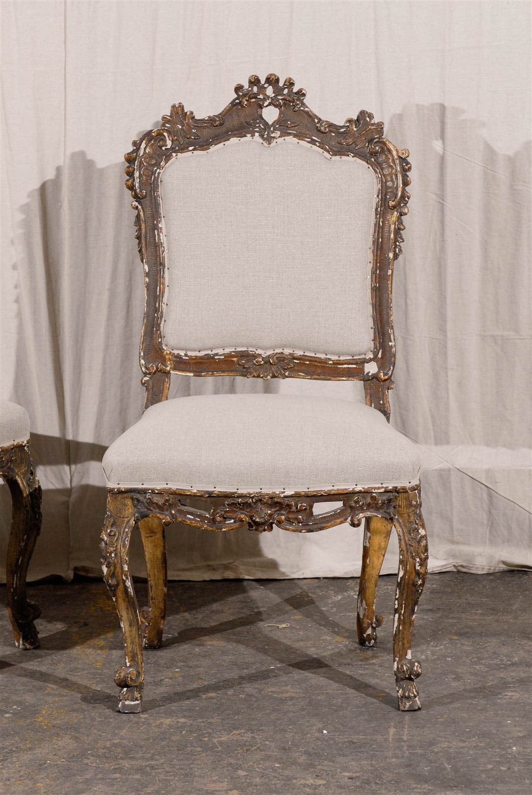 Sculpté Paire de chaises d'appoint italiennes ornées, style vénitien du 18ème siècle en vente