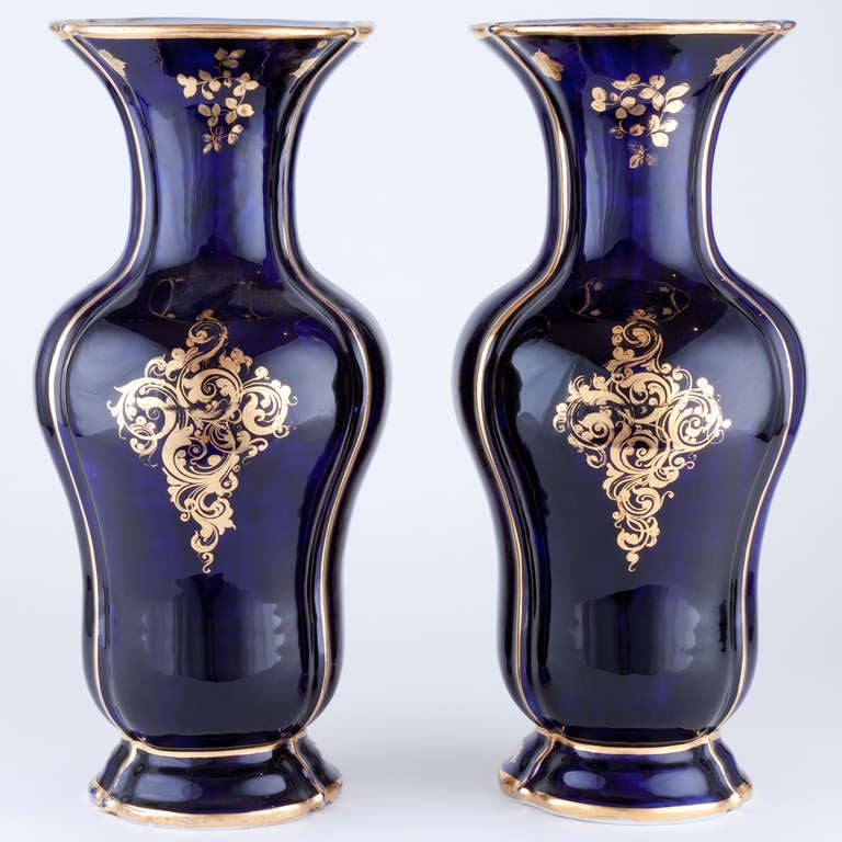 Pair of 19th Century Porcelain Vases In Excellent Condition For Sale In Rancho Santa Fe, CA