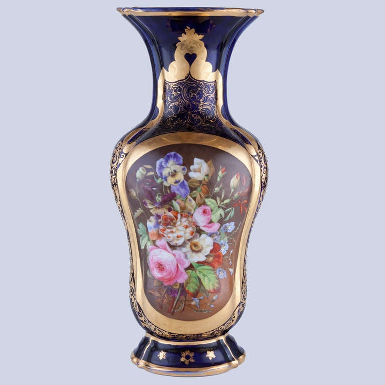 Pair of 19th Century Porcelain Vases For Sale 1