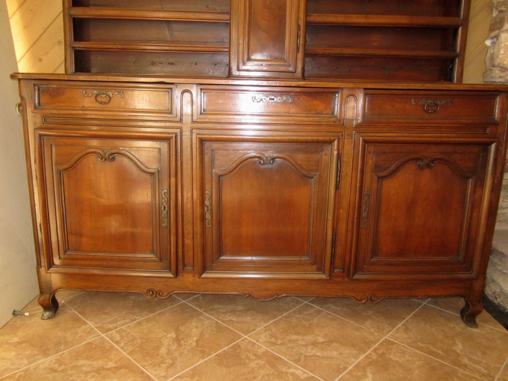 French Régence-Provincial Walnut Vaisselier Featuring A Central Clock In Excellent Condition For Sale In Rancho Santa Fe, CA