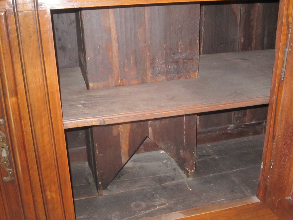 French Régence-Provincial Walnut Vaisselier Featuring A Central Clock For Sale 2