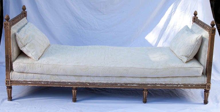 French 18th Century Beautifully Carved Gilt wood Day Bed with pine cone finials, upholstered in white on white crewel fabric.