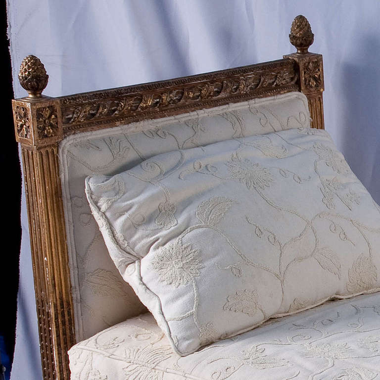 Elegant Louis XVI French Carved Gilt Wood Day Bed In Good Condition For Sale In Rancho Santa Fe, CA