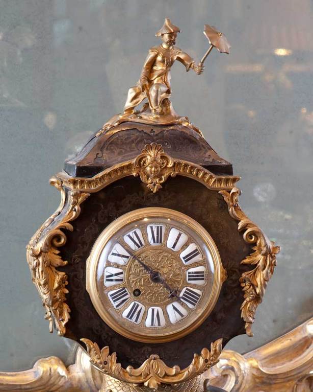 French Doré and Patenated Bronze Chinoissorie Bronze Clock In Good Condition For Sale In Rancho Santa Fe, CA