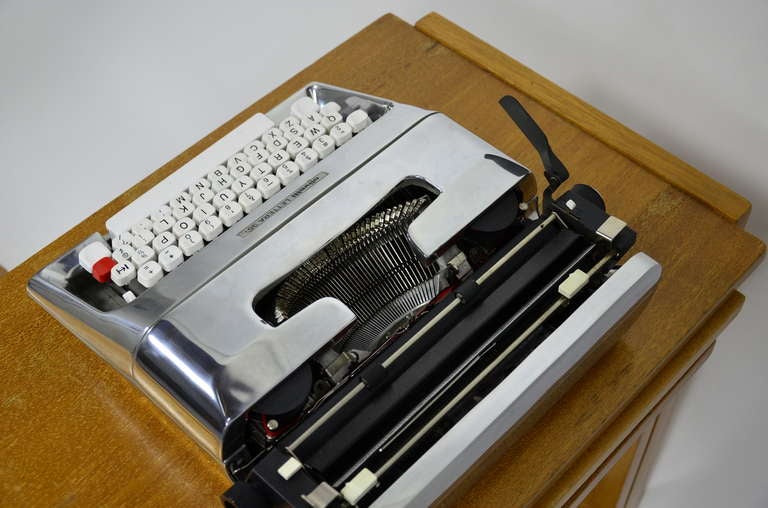 Gleaming Olivetti Lettera 35 In Excellent Condition In Oakland, CA