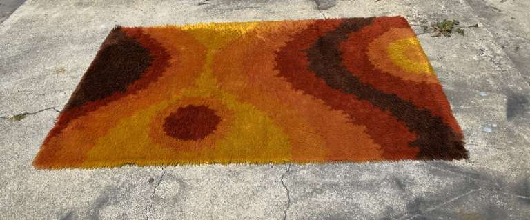 Very cool vintage rug. Nice earthy color pallet and abstracted martini design, excellent for use as a wall hanging.