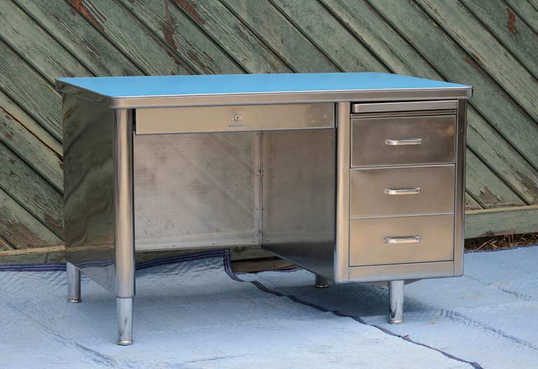 Classic Steelcase, Single Bank Desk For Sale at 1stdibs