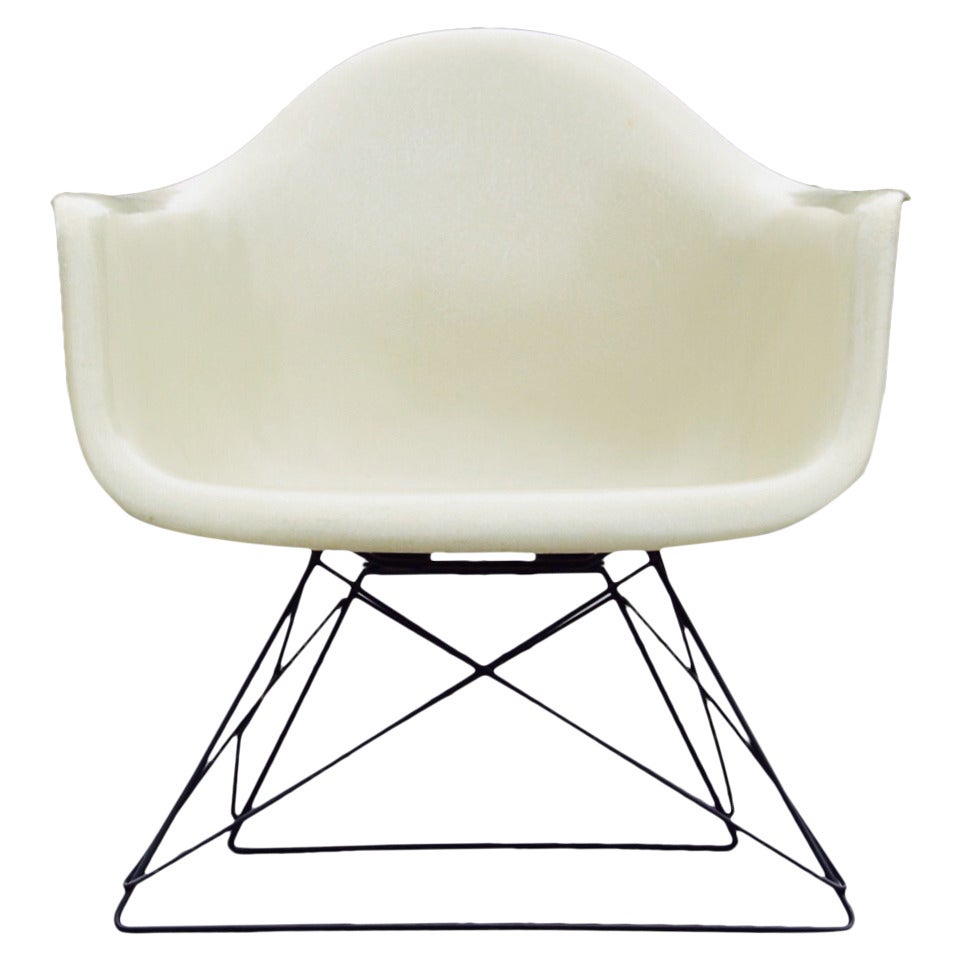 Eames LAR Chair with Cat
s Cradle Base