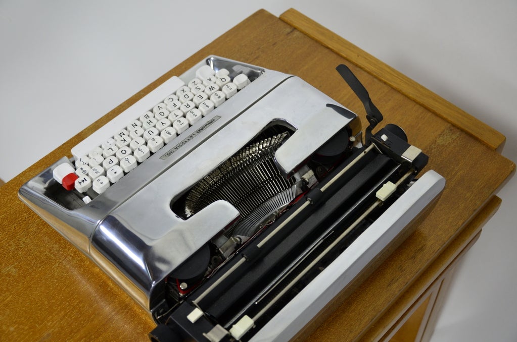 Late 20th Century Gleaming Olivetti Lettera 35