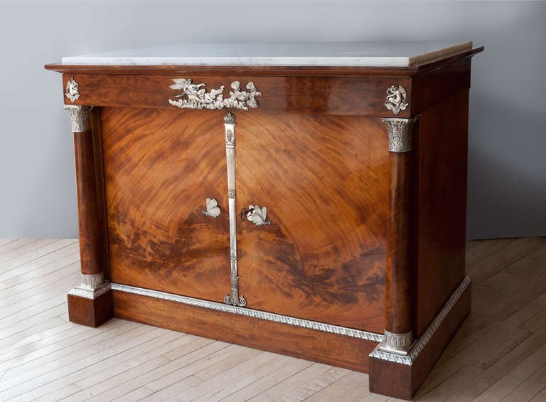 Commode  in mahogany and flame mahogany veneer over oak. Opening with two doors revealing three sliding shelves 