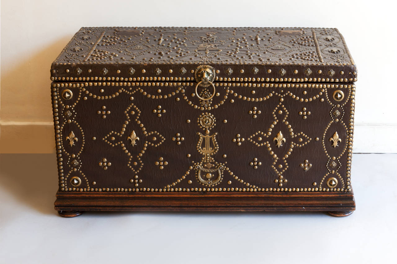 Wooden skeleton, lined with red damask.
Later vitrine with hinged bevelled glass top which fits inside the trunk. 
Mounted on a wooden base with four feet. 
Label inside, Vicomte de Cognac.