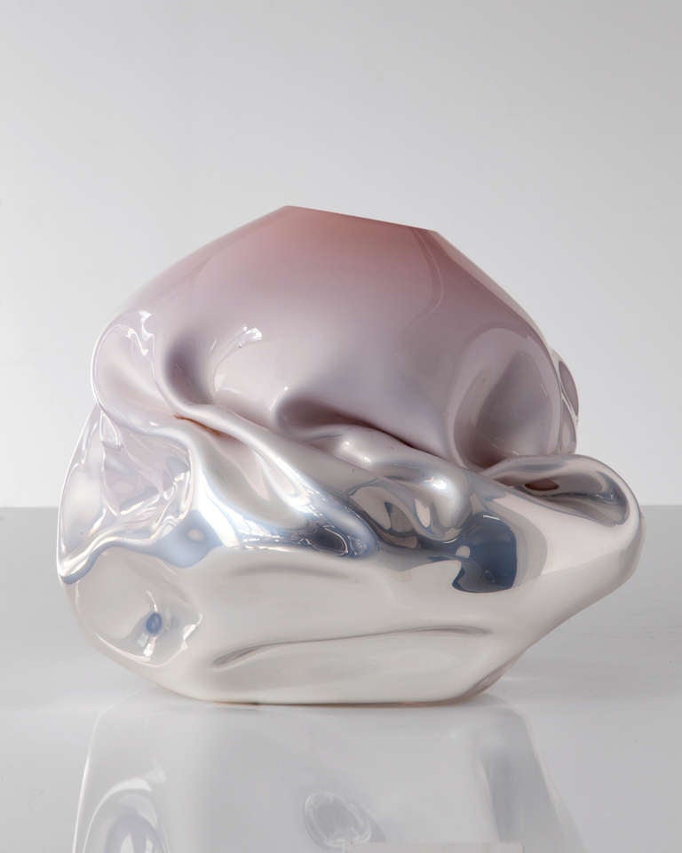 Unique crinkled sculptural vessel in silver mirrorized translucent hand-blown glass with rose top. Designed and made by Jeff Zimmerman, USA, 2013.