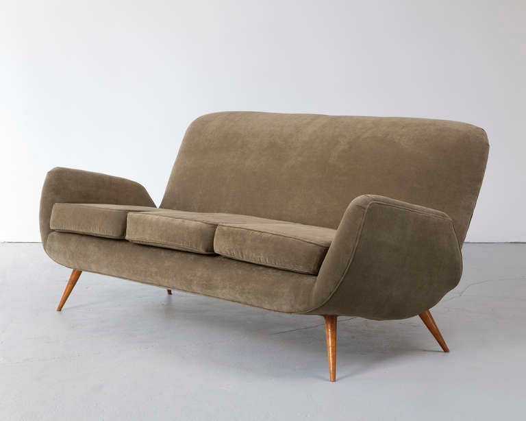 Settee in khaki upholstery with solid wood frame. Produced by Forma, Brazil, 1950s. (seat: 17.5