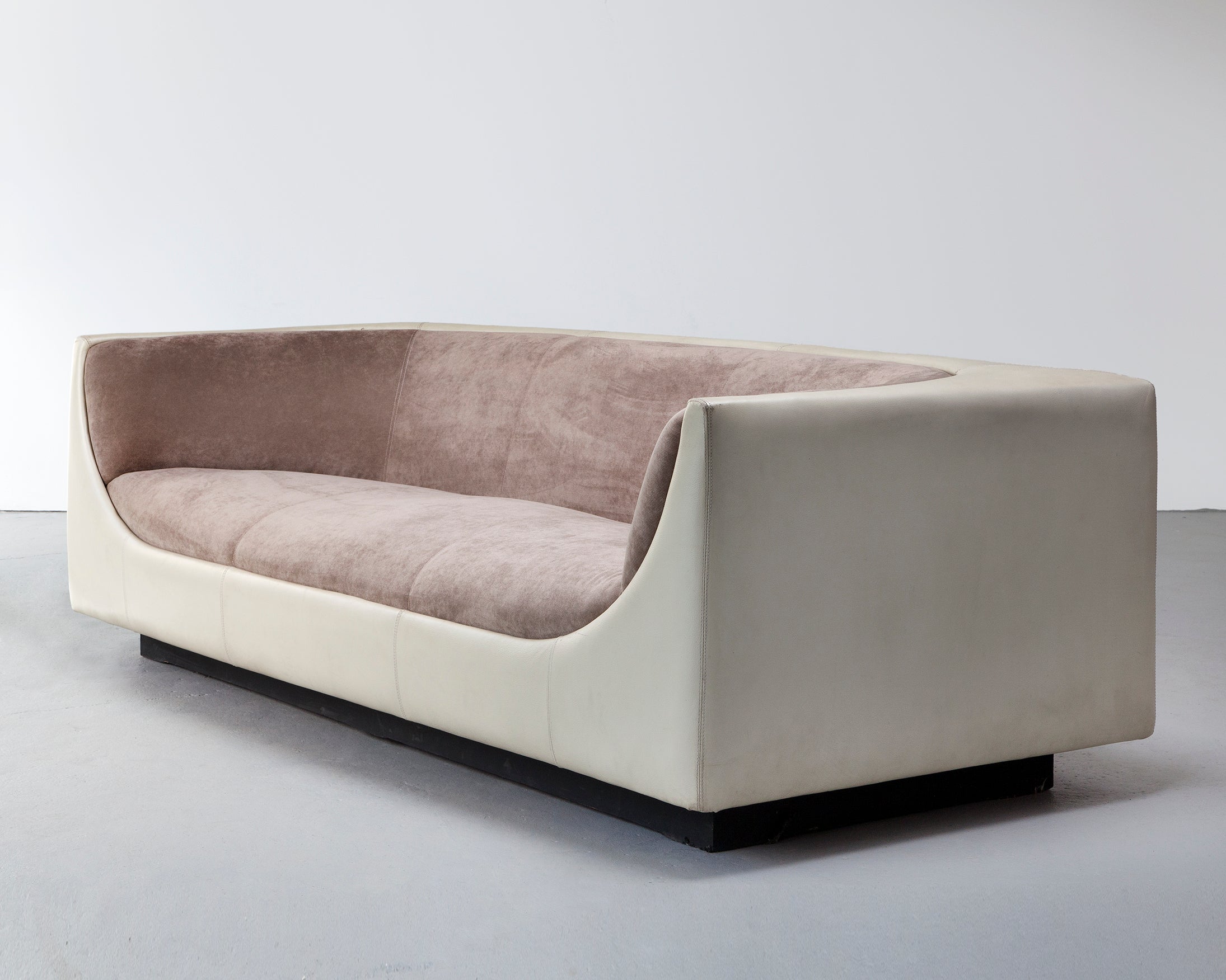 Sofa by Jorge Zalszupin