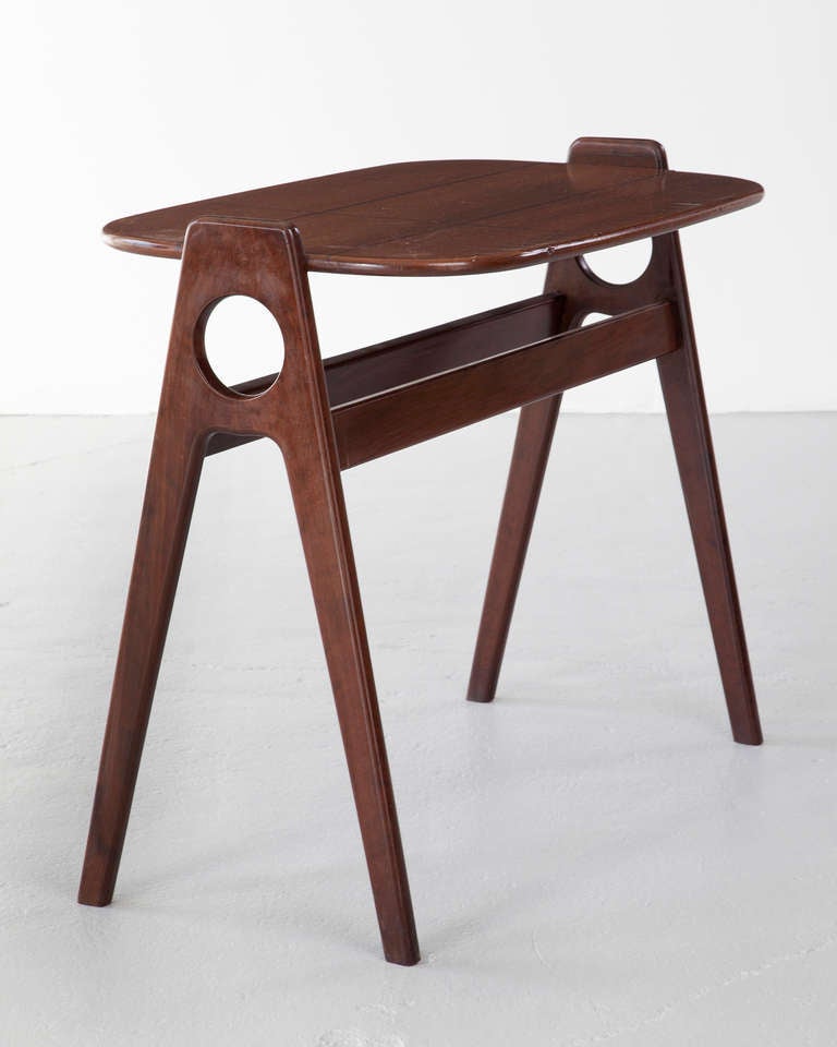 CT913

Side table in jacaranda (Brazilian Rosewood). Produced by Moveis CIMO, Curitiba, Brazil, 1960s. Retains original label.
