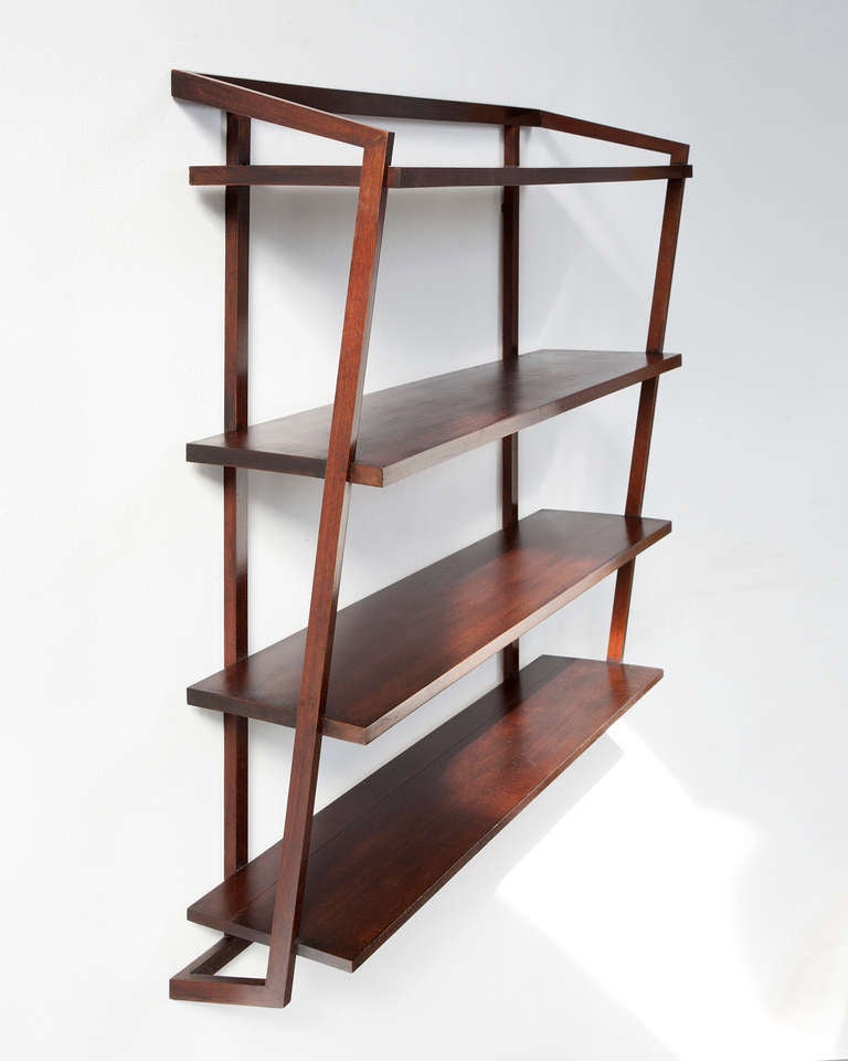 SU340

Rare wall-mounted shelving unit in jacaranda. Designed by Joaquim Tenreiro, Brazil, 1950s.