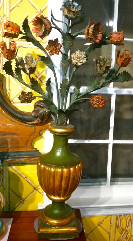Paire de fleurs en tôle peinte du XIXe siècle dans des urnes en bois doré.
Les centres des fleurs de tole montrent qu'il y avait de petites lumières à un moment donné. Les fleurs de tole pourraient donc être fixées pour s'éclairer et ces pièces