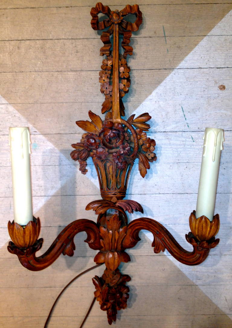 Pair of 19th Century French Carved Wooden Sconces with Basket of Flowers and Bow In Excellent Condition For Sale In Southampton, NY