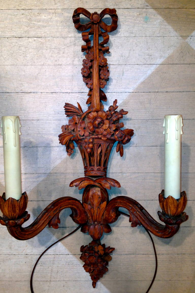 Pair of 19th Century French Carved Wooden Sconces with Basket of Flowers and Bow For Sale 1