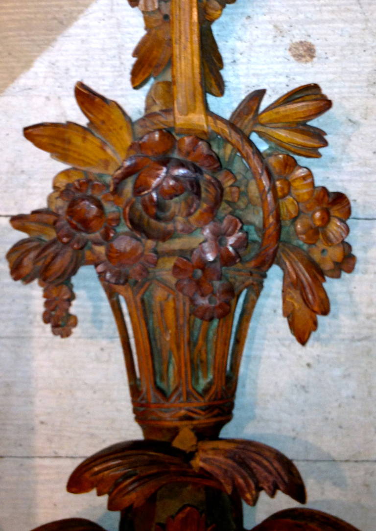 Pair of 19th Century French Carved Wooden Sconces with Basket of Flowers and Bow For Sale 2