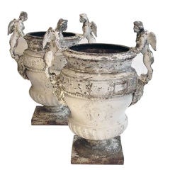Paire d'urnes de jardin en fonte de style Louis XIV