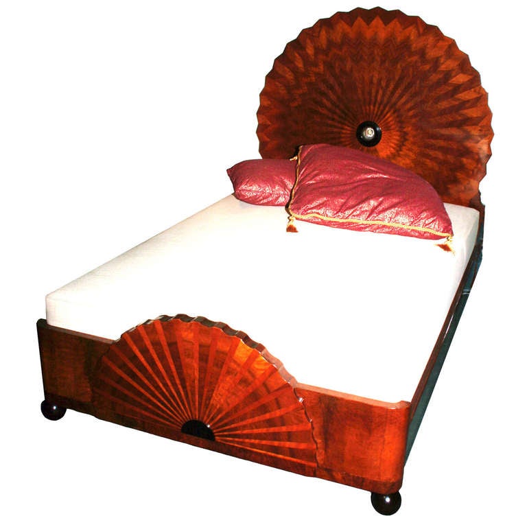 This French influenced (D.I.M., Dufrene, Rulhmann) German Art Deco daybed features as headboard and footboard a fine marquetry of the German Biedermeier 