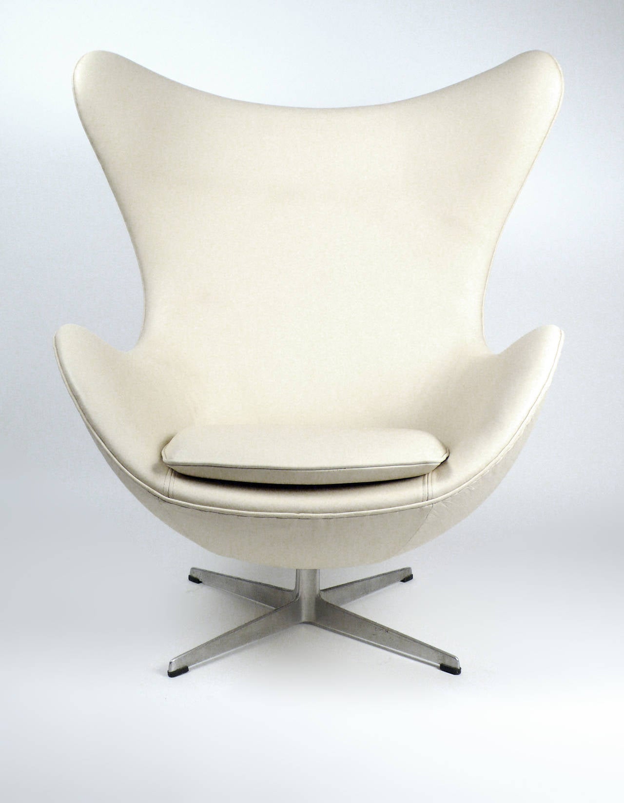 Early Production Egg Chair with matching ottoman designd by Arne Jacobsen produced by Fritz Hansen - Denmark. Rencently upholstered in a beautiful creme Spinnybeck leather. Matching pair availble.