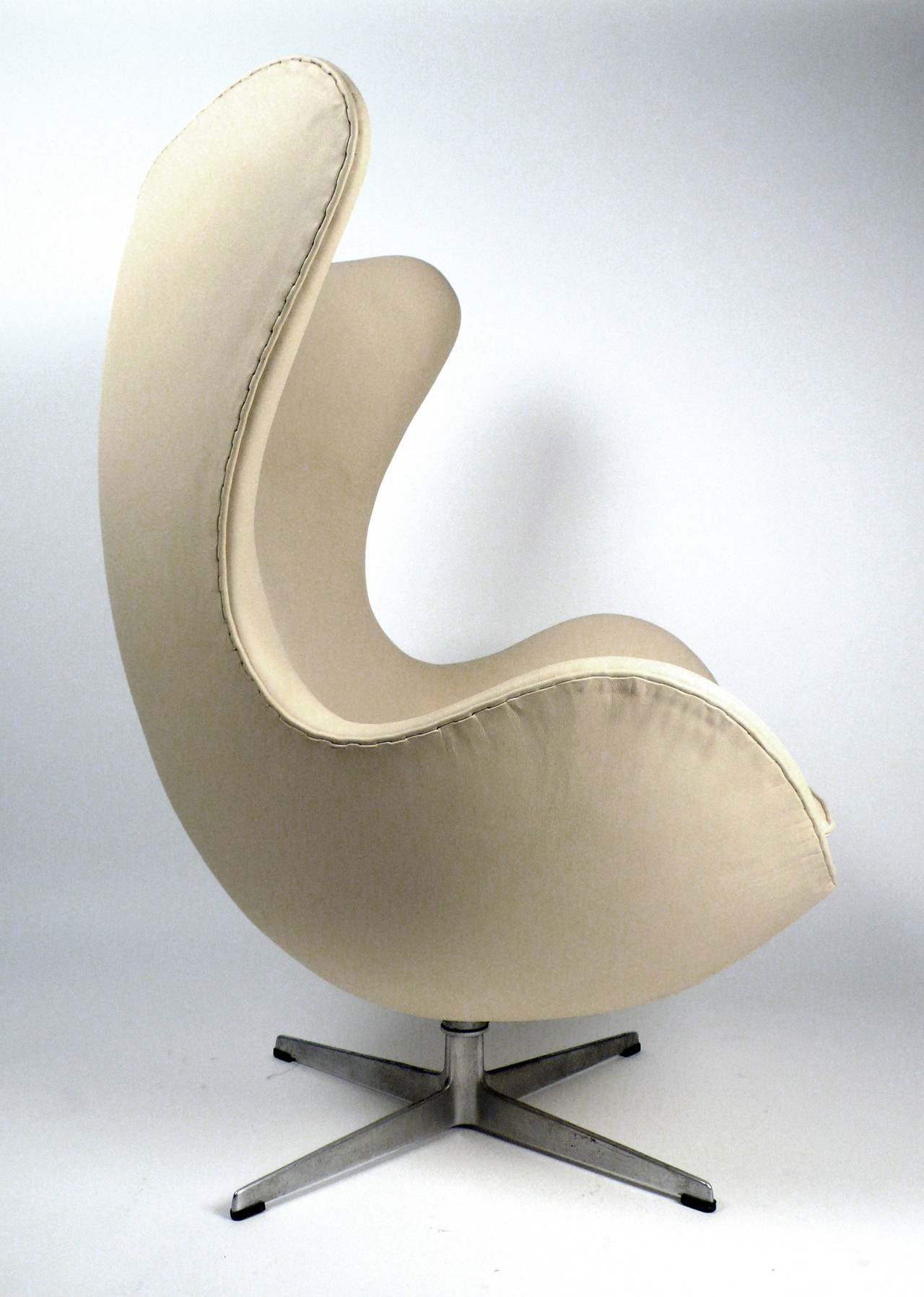 Early Production Leather Egg Chair with Matching Ottoman by Arne Jacobsen 1