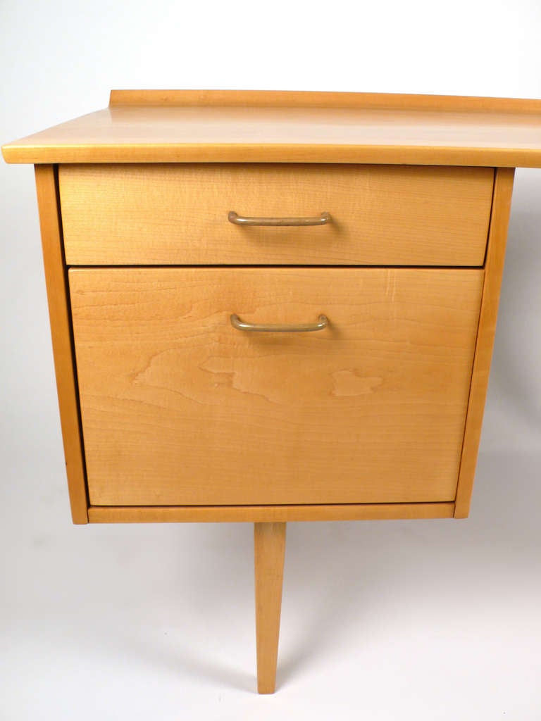 Milo Baughman Student Desk in Solid Maple and Brass for Murray Furniture, 1950s In Good Condition In Dallas, TX