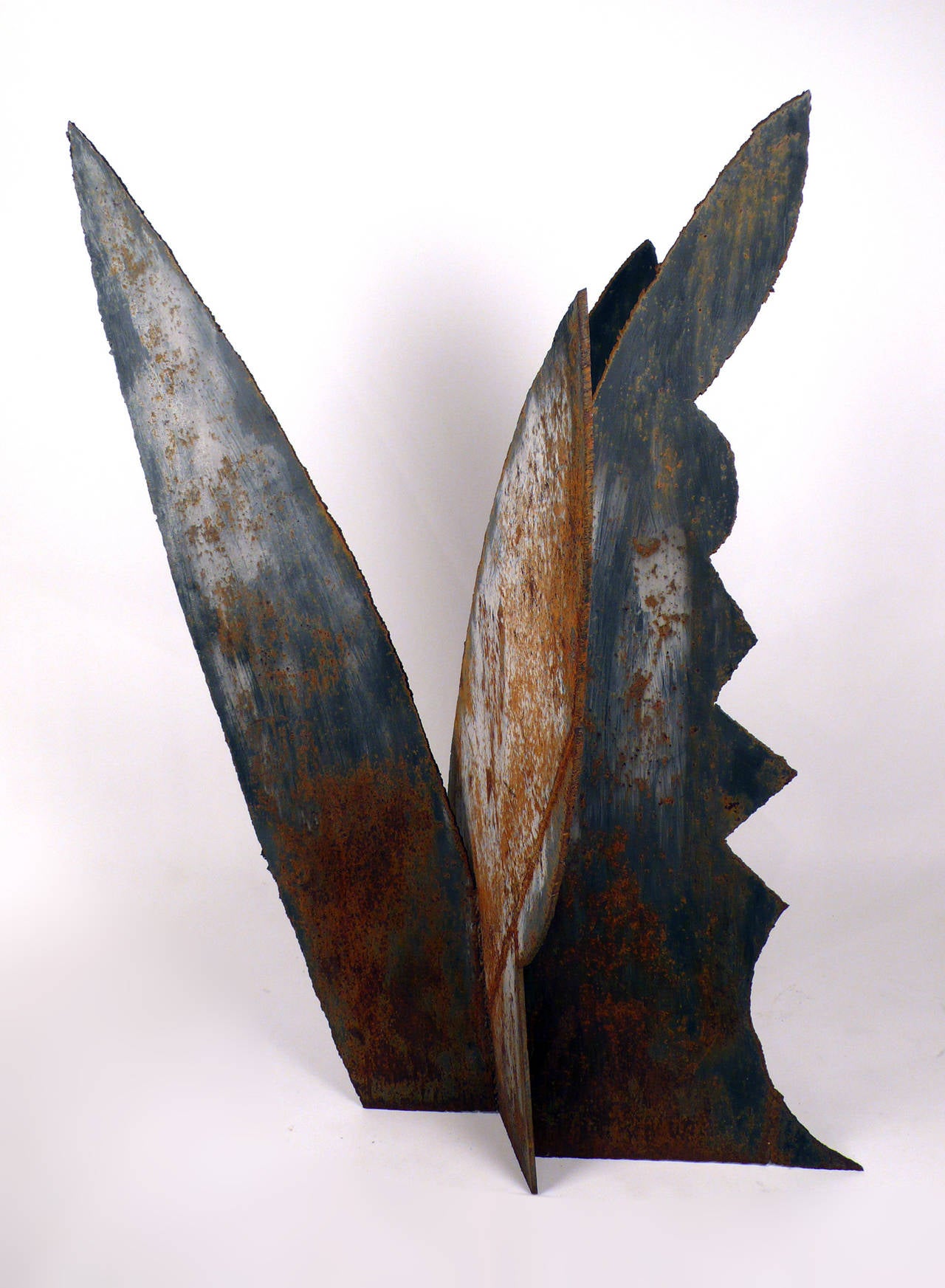 Sculpture brutaliste des années 1960 de l'artiste texan Dr. Sam Jagoda. Cette magnifique œuvre abstraite présente une forme végétale qui a également des qualités d'oiseau et d'insecte. Parfait pour l'intérieur ou l'extérieur. L'acier de 1/4