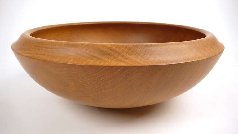 Gorgeous vintage hand turned spanish chestnut bowl signed 'Fizzduff'. Excellent condition.