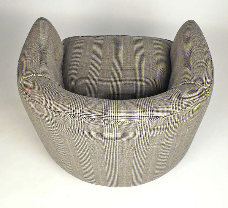 Milo Baughman Barrel Chair in Prince of Whales Textile In Excellent Condition In Dallas, TX
