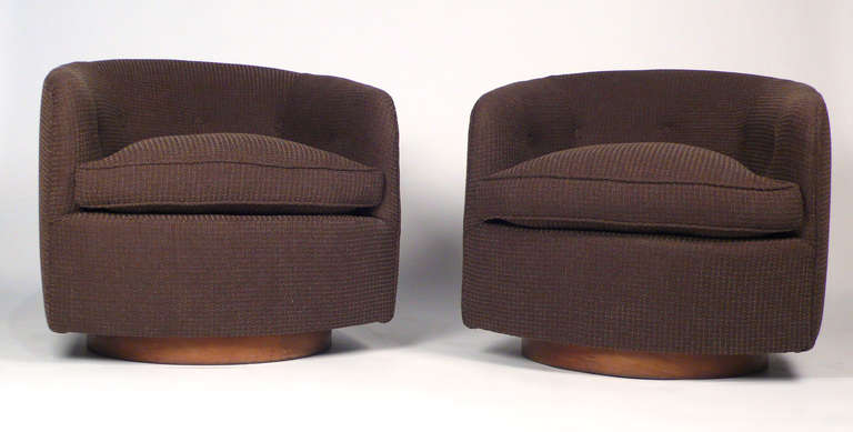 Mid-Century Modern Pair of Milo Baughman Revolving Club Chairs