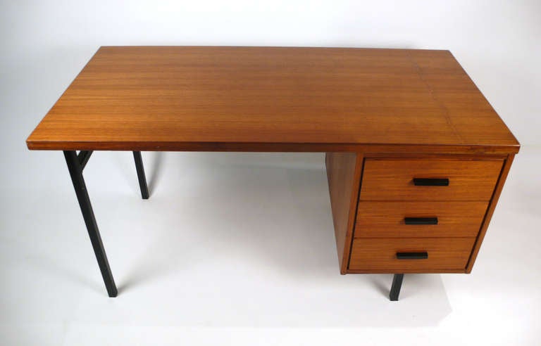 Dänischer Schreibtisch mit drei Schubladen. Schreibtisch aus Teakholz mit quadratischen Metallbeinen. Guter Originalzustand.