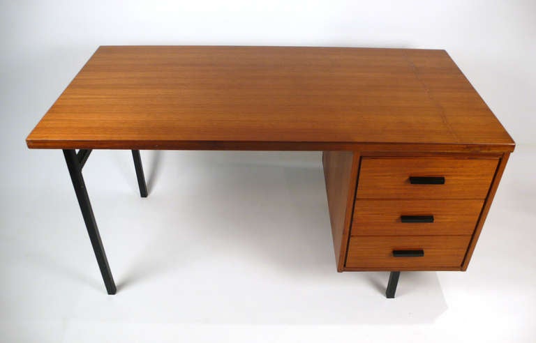 Scrivania danese a tre cassetti. Scrivania in teak con gambe quadrate in metallo. Buone condizioni originali.