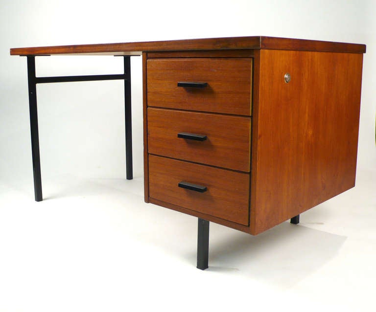 Dänischer Schreibtisch mit drei Schubladen und Konstruktion aus Teakholz (Moderne der Mitte des Jahrhunderts) im Angebot