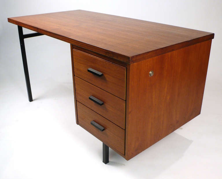 Dänischer Schreibtisch mit drei Schubladen und Konstruktion aus Teakholz im Zustand „Gut“ im Angebot in Dallas, TX