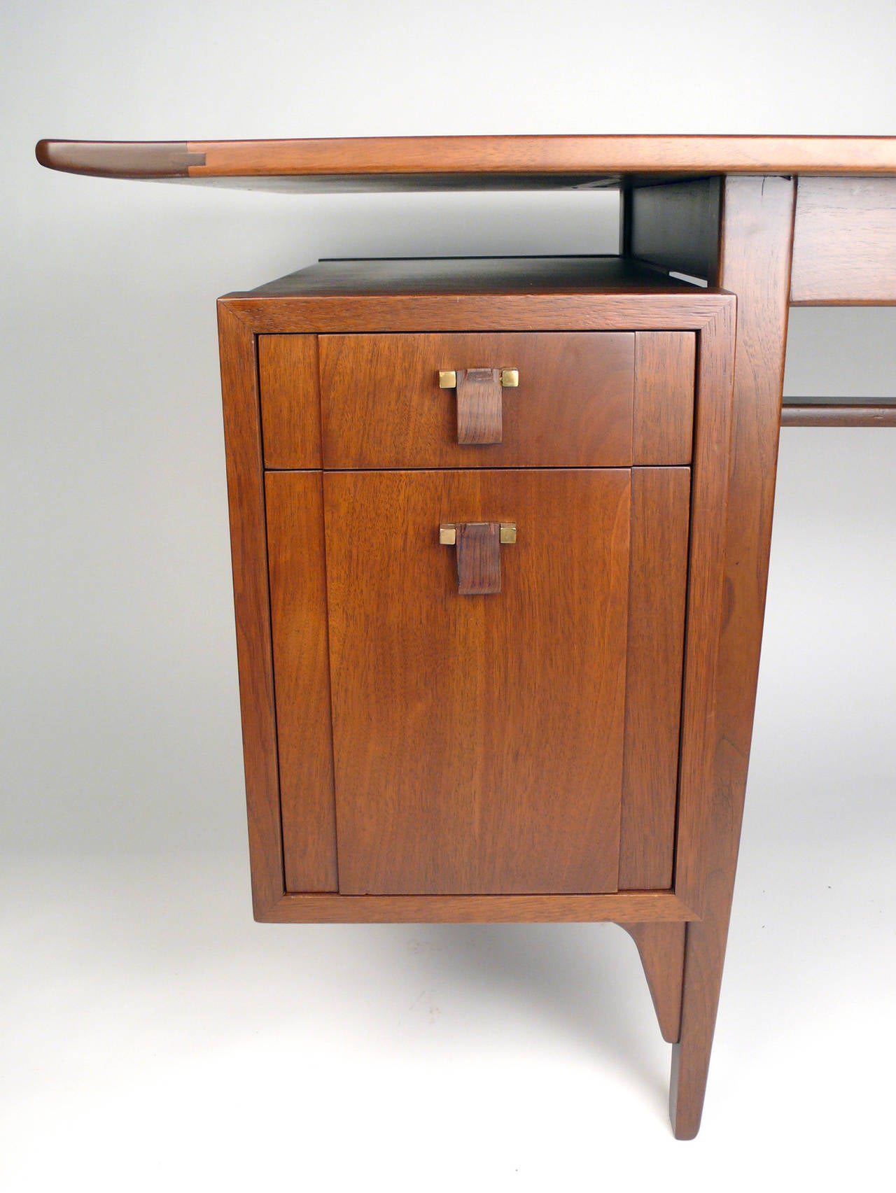 Rare Edward Wormley for Dunbar Model 5735 Desk In Excellent Condition In Dallas, TX