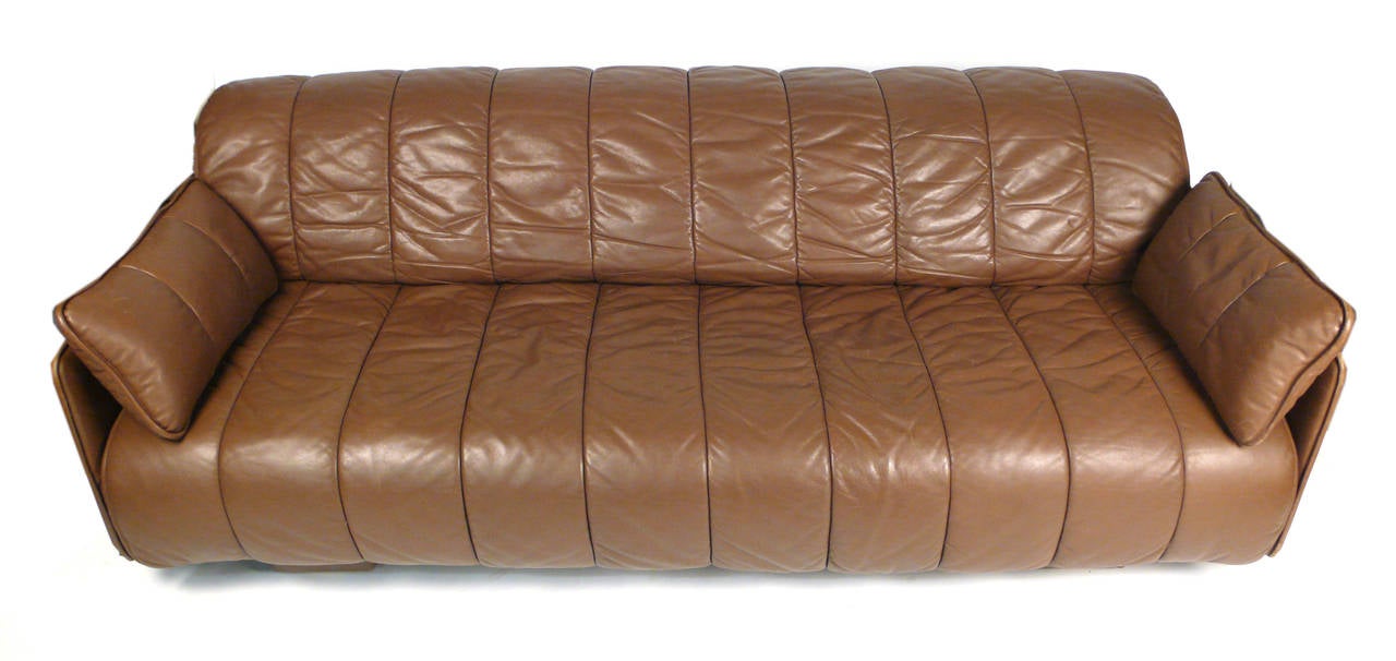 Un canapé-lit convertible en cuir original brun chocolat avec des pieds en acier inoxydable par de Sede de la Suisse. La partie avant de ce canapé s'écarte du panneau arrière pour créer un lit queen size. Les garnitures de l'assise et du dossier