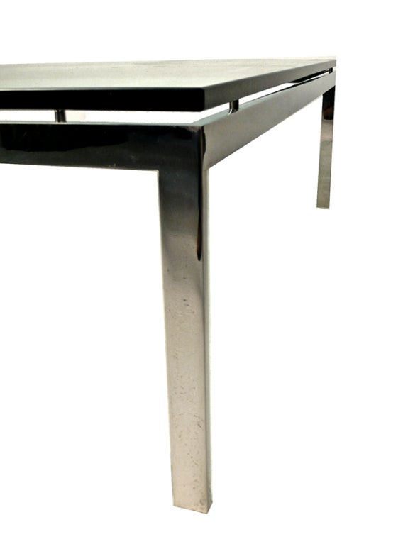 Milieu du XXe siècle Table basse par Jacob Epstein avec plateau en verre flottant en vente
